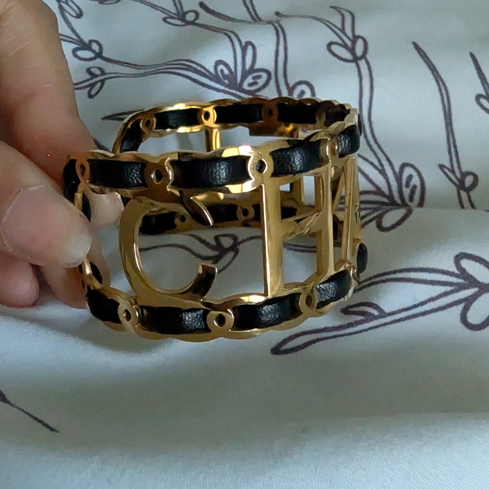 Gold and Black Bracelet - Picture 5 of 5
